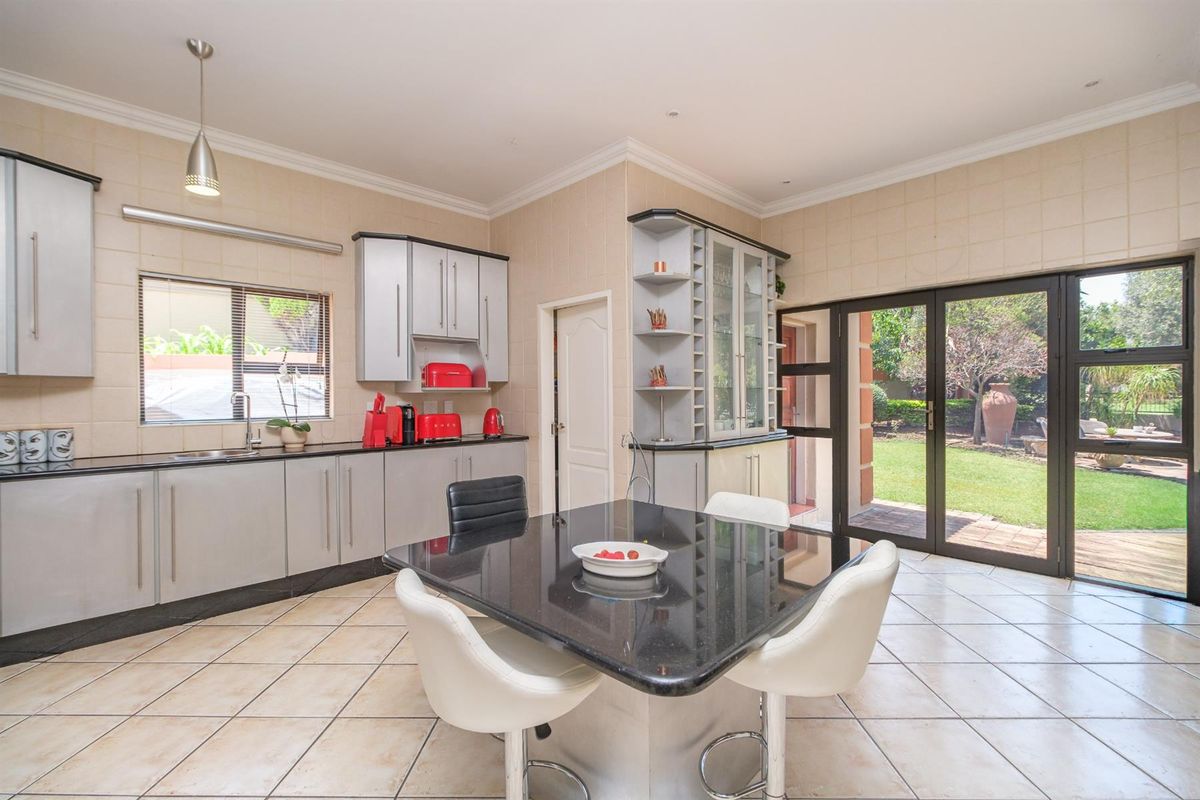 Exquisite 5-Bedroom Residence on a Double Stand in Blue Valley Golf Estate - Photo 4