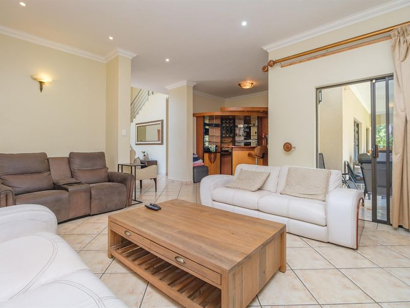 Exquisite 5-Bedroom Residence on a Double Stand in Blue Valley Golf Estate - Photo 10