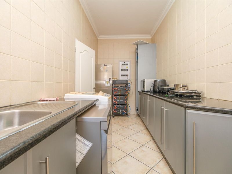 Exquisite 5-Bedroom Residence on a Double Stand in Blue Valley Golf Estate - Photo 7