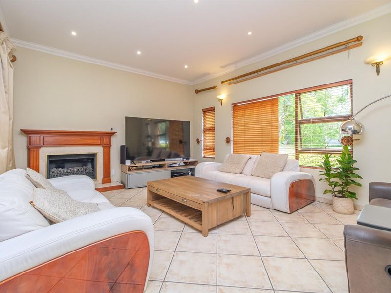 Exquisite 5-Bedroom Residence on a Double Stand in Blue Valley Golf Estate - Photo 8