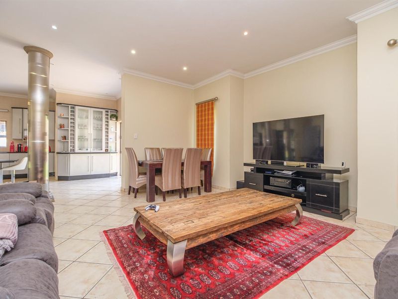 Exquisite 5-Bedroom Residence on a Double Stand in Blue Valley Golf Estate - Photo 5