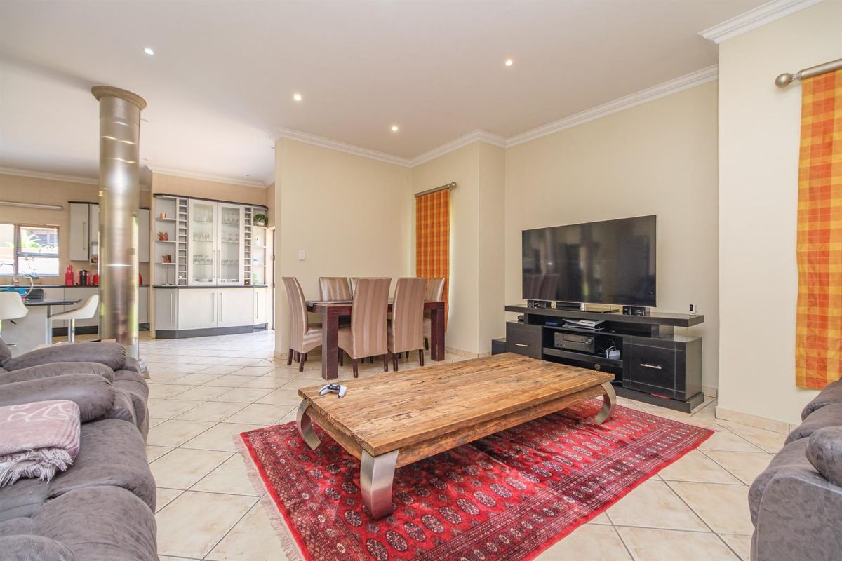 Exquisite 5-Bedroom Residence on a Double Stand in Blue Valley Golf Estate - Photo 5