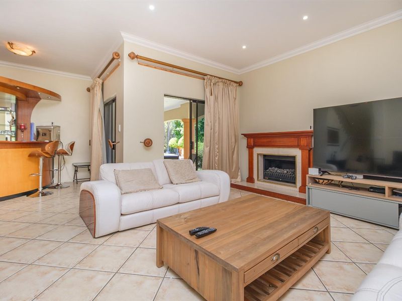 Exquisite 5-Bedroom Residence on a Double Stand in Blue Valley Golf Estate - Photo 9