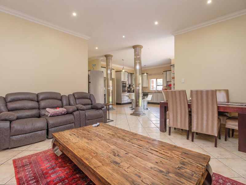 Exquisite 5-Bedroom Residence on a Double Stand in Blue Valley Golf Estate - Photo 6