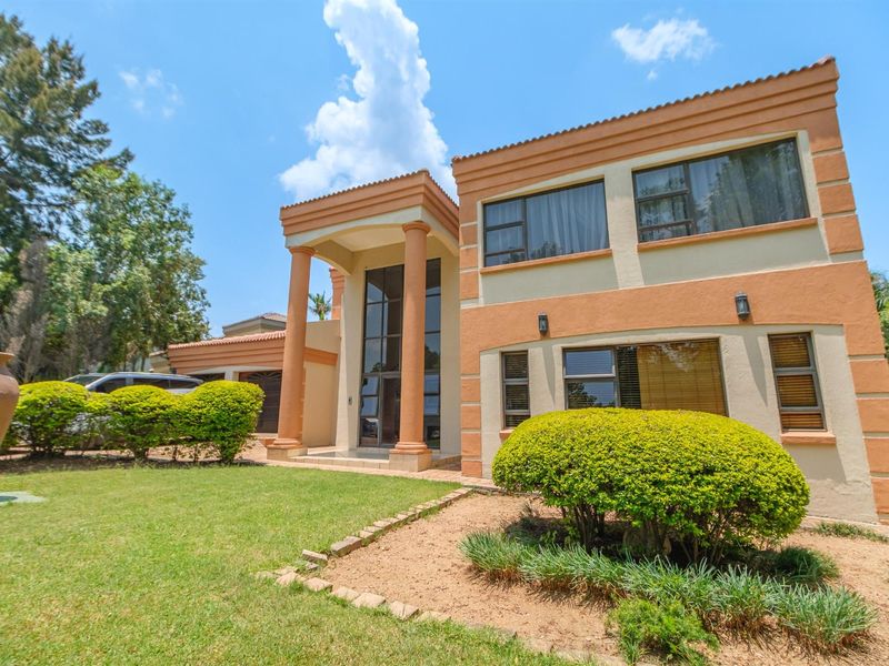 Exquisite 5-Bedroom Residence on a Double Stand in Blue Valley Golf Estate - Photo 2