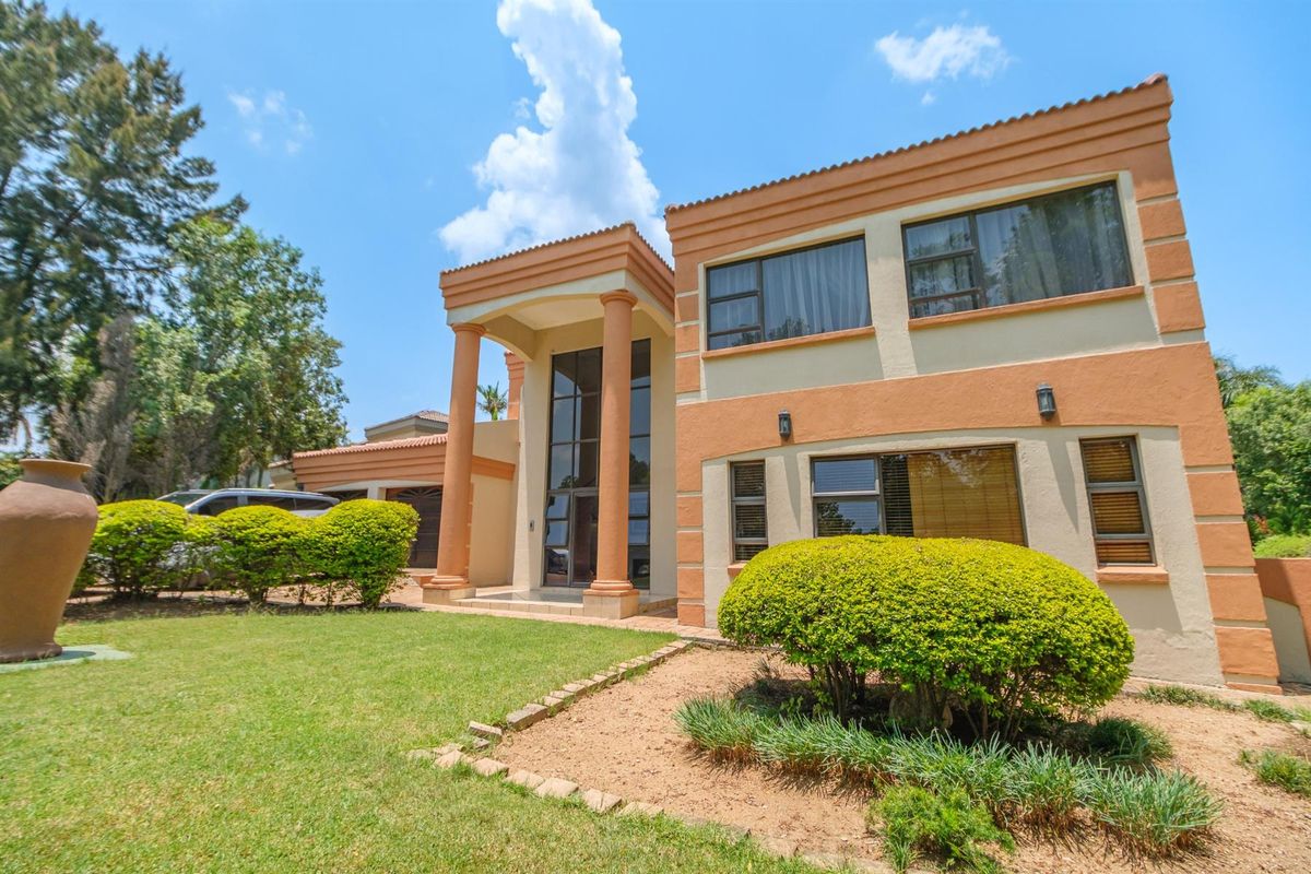 Exquisite 5-Bedroom Residence on a Double Stand in Blue Valley Golf Estate - Photo 2