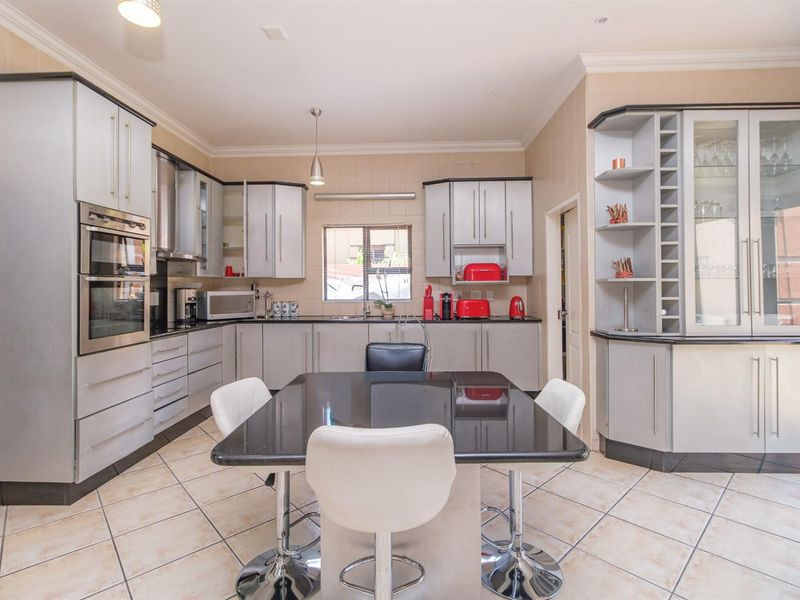 Exquisite 5-Bedroom Residence on a Double Stand in Blue Valley Golf Estate - Photo 3