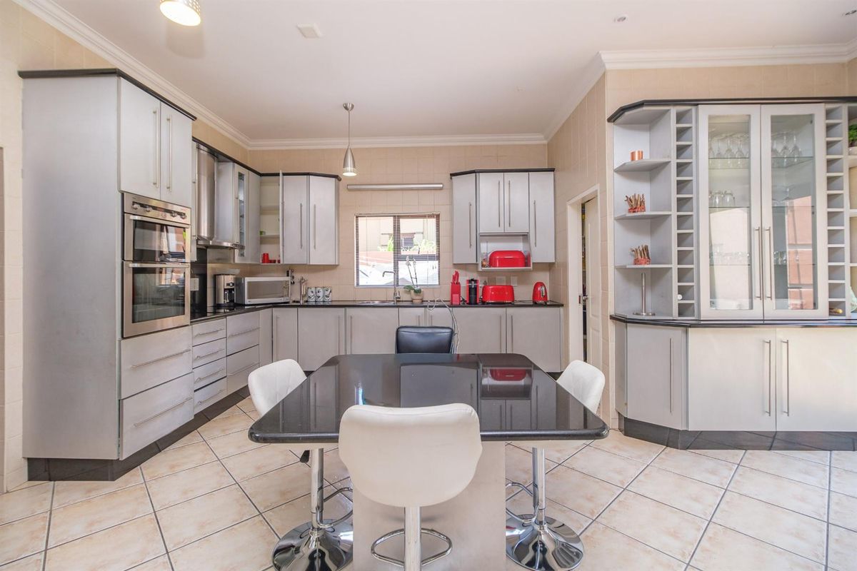 Exquisite 5-Bedroom Residence on a Double Stand in Blue Valley Golf Estate - Photo 3