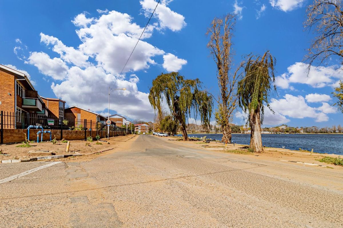 3 Beds 2.5 Baths Dbl Storey Patio Balcony on 147sqm Florida Lake View Direct EXCITING!! - Photo 3