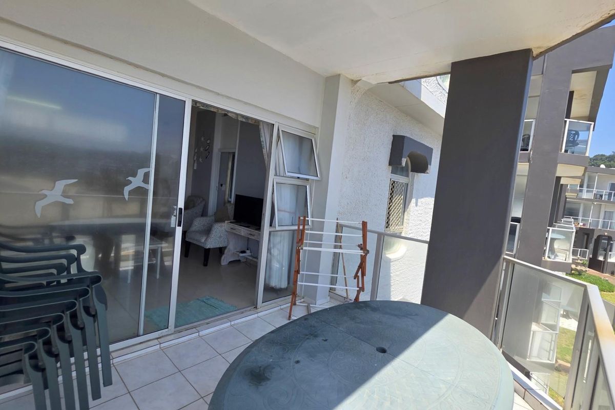 2 bedroom, 2 bathroom Beachfront Apartment For Sale in Margate, KwaZulu Natal - Photo 2