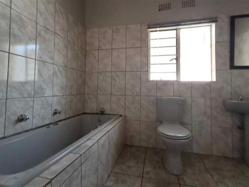 4 Bedroom House For Sale in Vaalpark, Sasolburg - Photo 8