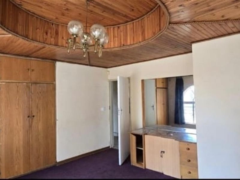 4 Bedroom House For Sale in Vaalpark, Sasolburg - Photo 6