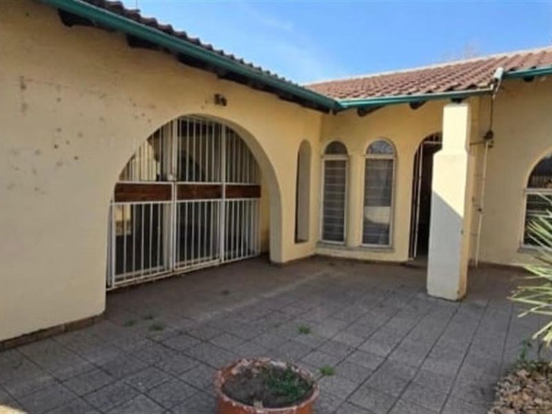 4 Bedroom House For Sale in Vaalpark, Sasolburg - Photo 7