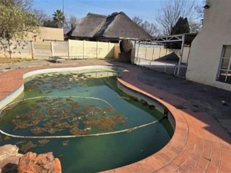 4 Bedroom House For Sale in Vaalpark, Sasolburg - Photo 2