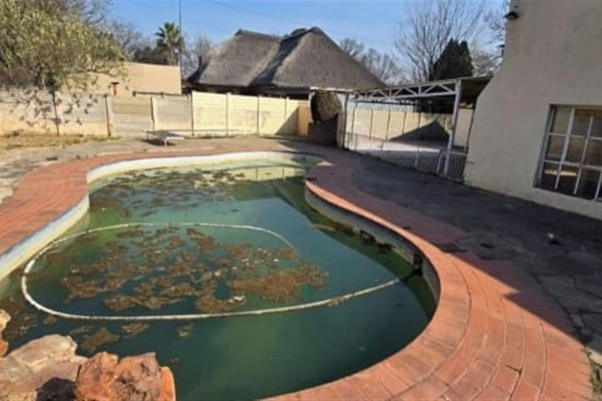 4 Bedroom House For Sale in Vaalpark, Sasolburg - Photo 2