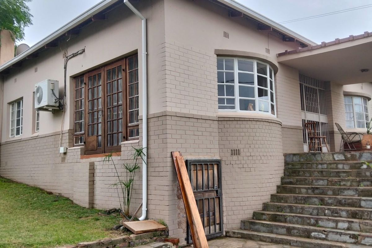 3 Beds 1 Bath on 1397sqm ideal Pet Friendly Home lots of trees plants nature is at your doorstep!! - Photo 3