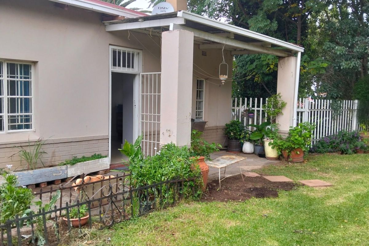 3 Beds 1 Bath on 1397sqm ideal Pet Friendly Home lots of trees plants nature is at your doorstep!! - Photo 4