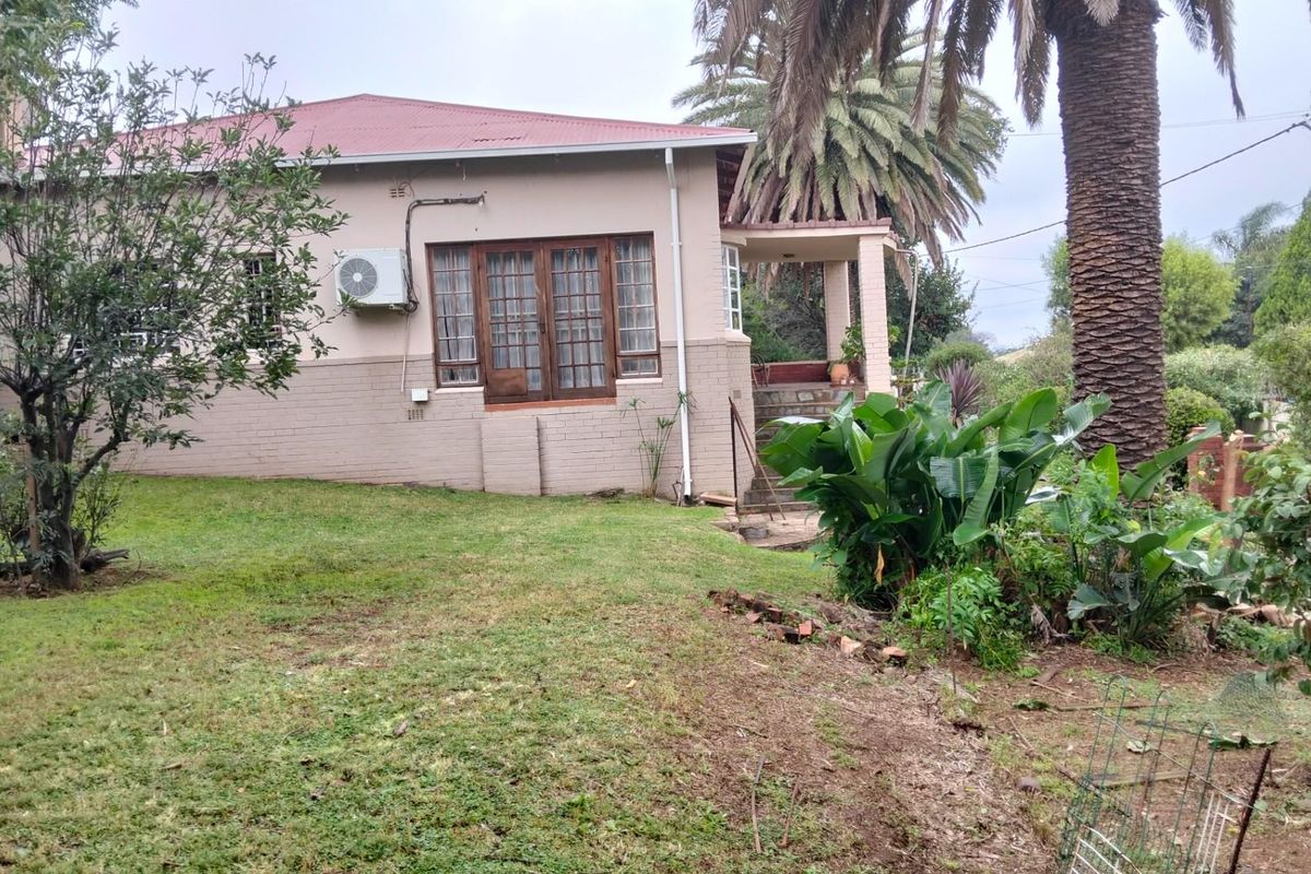 3 Beds 1 Bath on 1397sqm ideal Pet Friendly Home lots of trees plants nature is at your doorstep!! - Photo 5