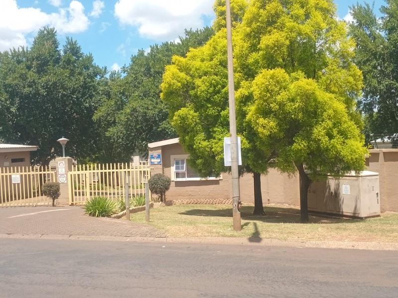 Apartment For Sale in sunnyridge Newcastle KwaZulu Natal - Photo 3