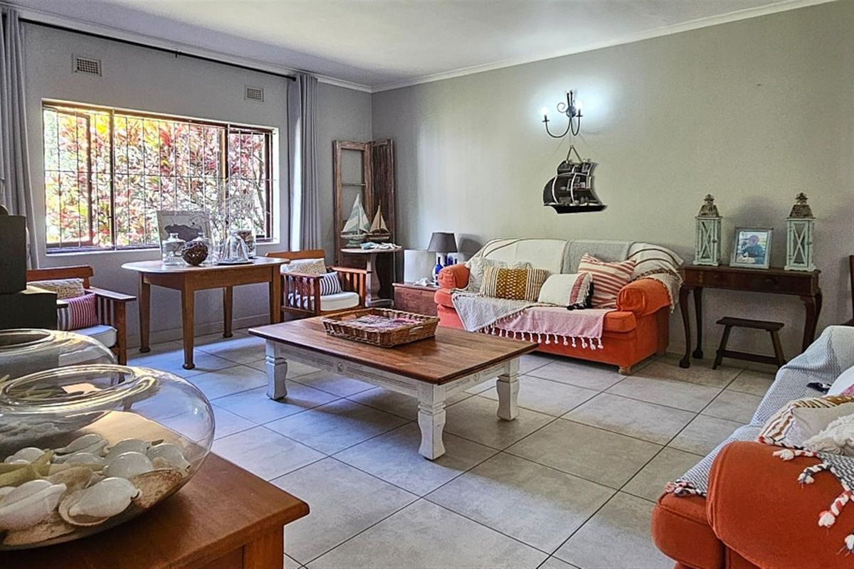 MASTERFUL MANSION - a Timeless MASTERPIECE in Uvongo - Photo 3