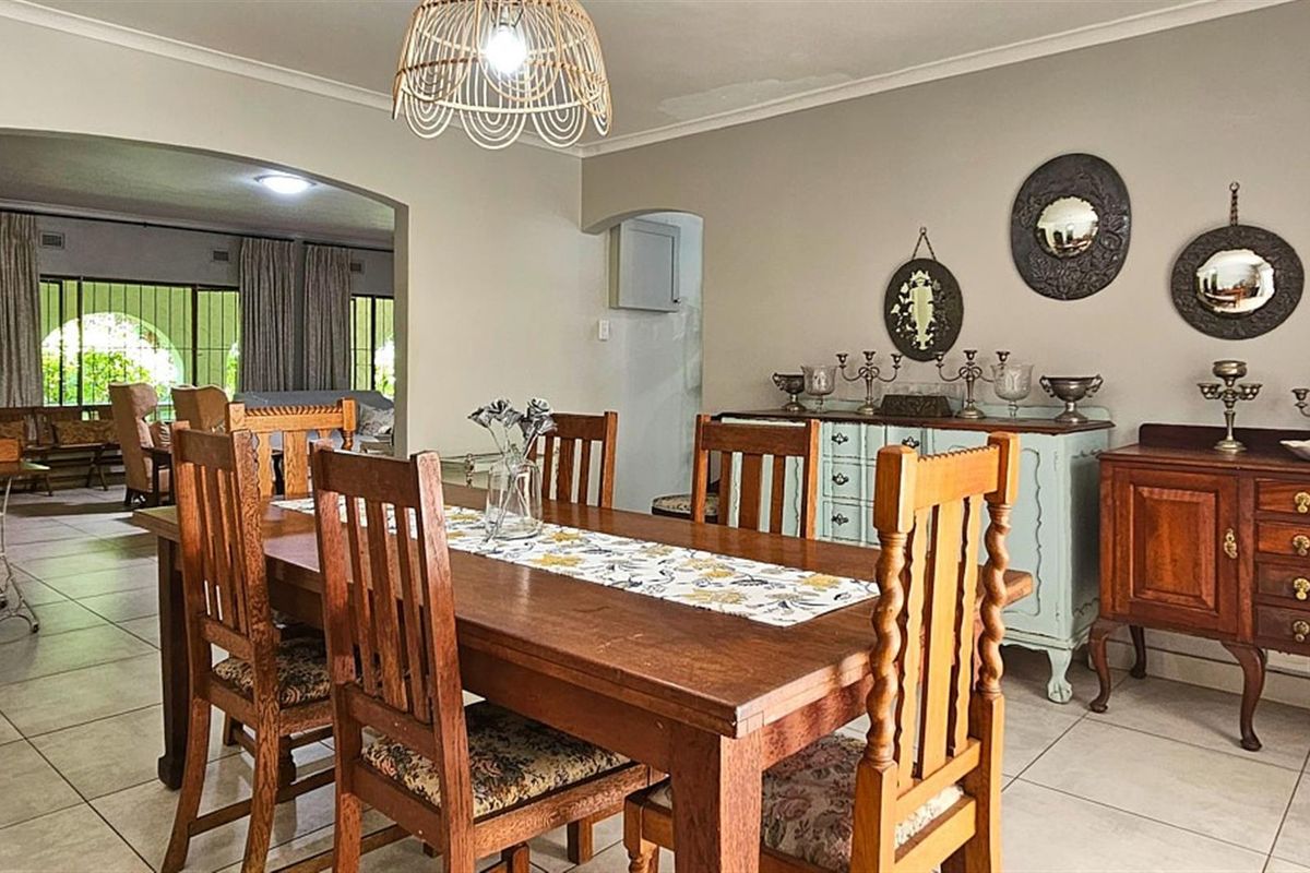 MASTERFUL MANSION - a Timeless MASTERPIECE in Uvongo - Photo 4