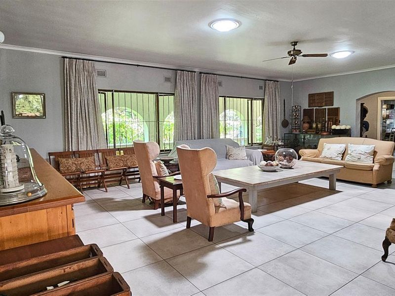 MASTERFUL MANSION - a Timeless MASTERPIECE in Uvongo - Photo 7