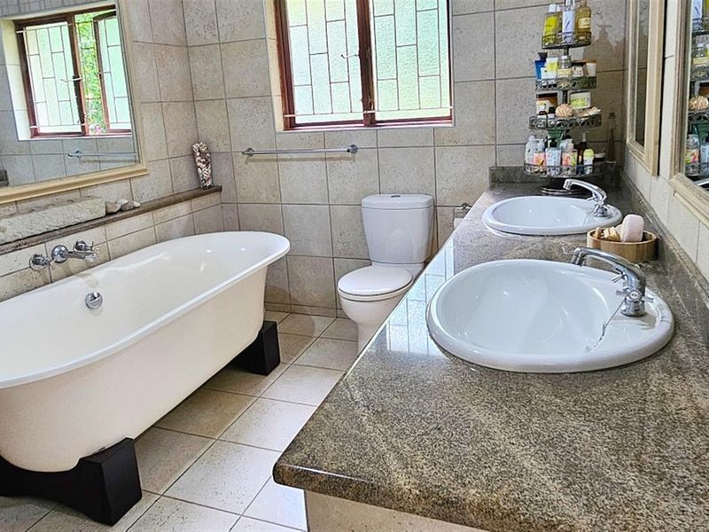 MASTERFUL MANSION - a Timeless MASTERPIECE in Uvongo - Photo 6