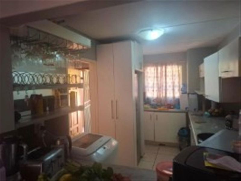 Ground Floor 2 Bedroom Apartment  with Garden - Photo 6