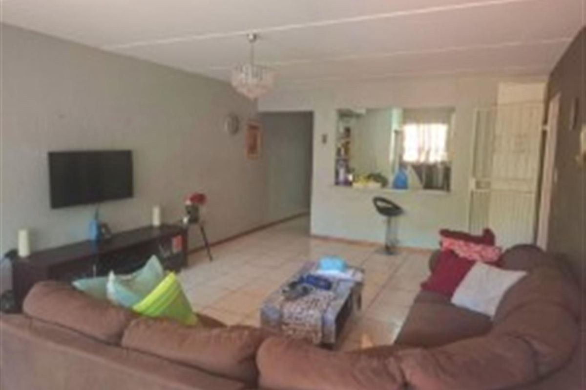 Ground Floor 2 Bedroom Apartment  with Garden - Photo 2