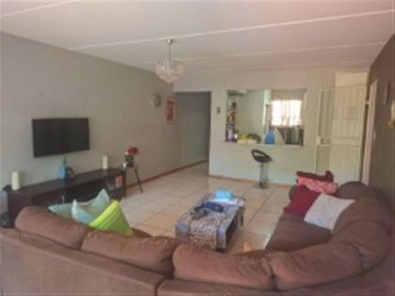 Ground Floor 2 Bedroom Apartment  with Garden - Photo 2