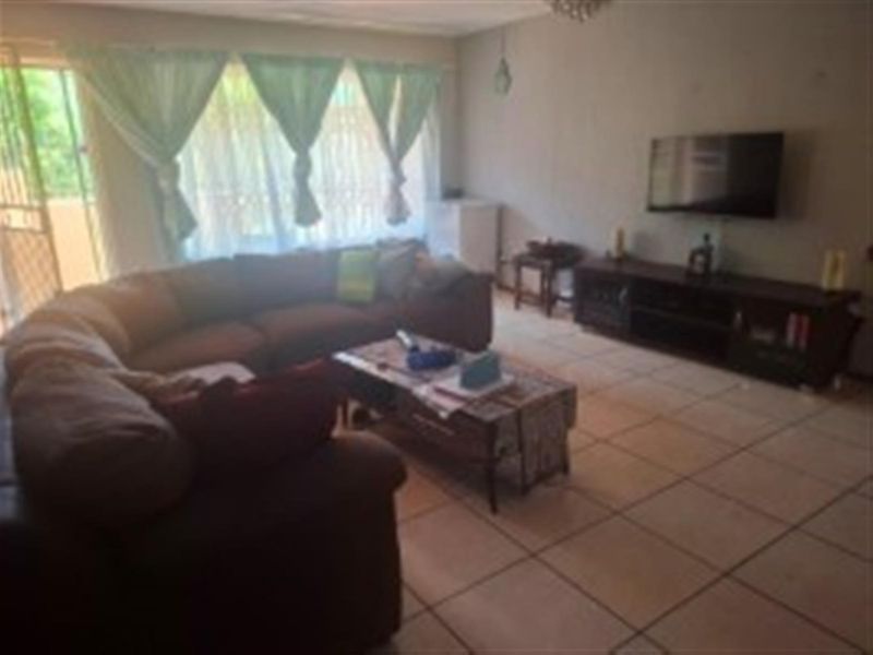 Ground Floor 2 Bedroom Apartment  with Garden - Photo 9