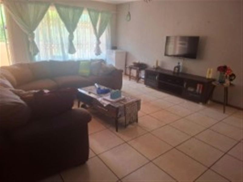 Ground Floor 2 Bedroom Apartment  with Garden - Photo 3