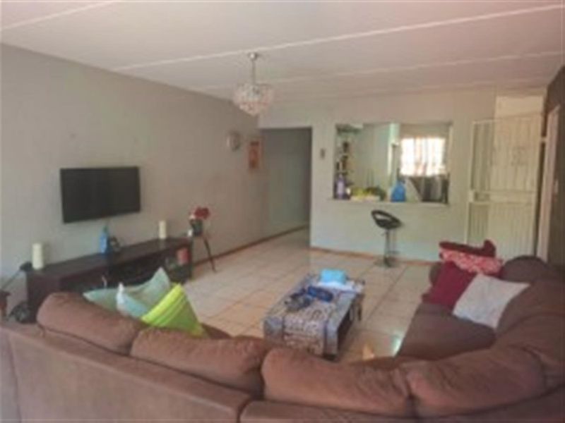 Ground Floor 2 Bedroom Apartment  with Garden - Photo 4