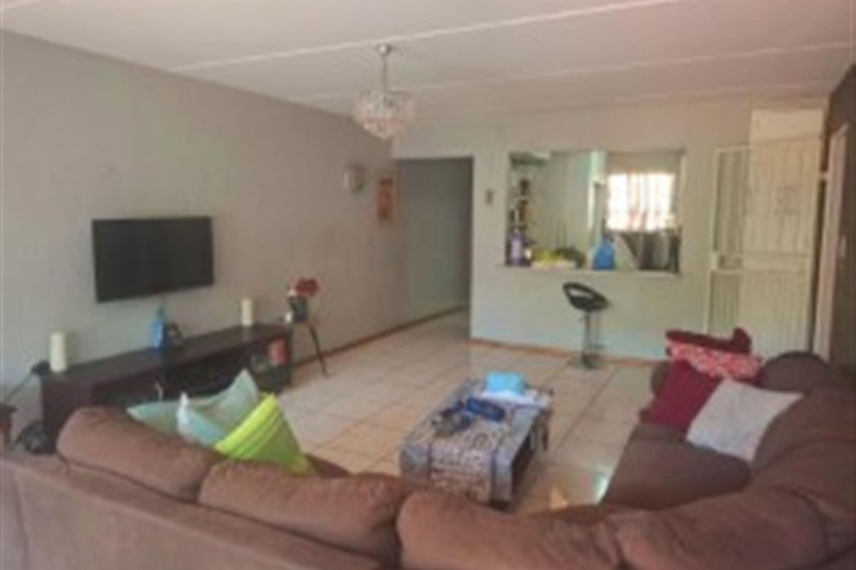 Ground Floor 2 Bedroom Apartment  with Garden - Photo 4