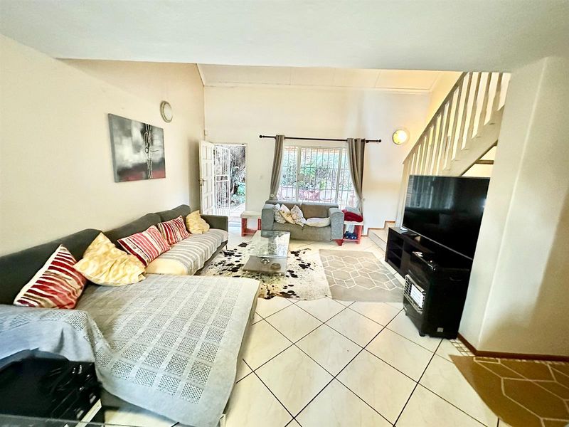 3-Bedroom, 2-Bathroom with Large Garden and Pool - Photo 9