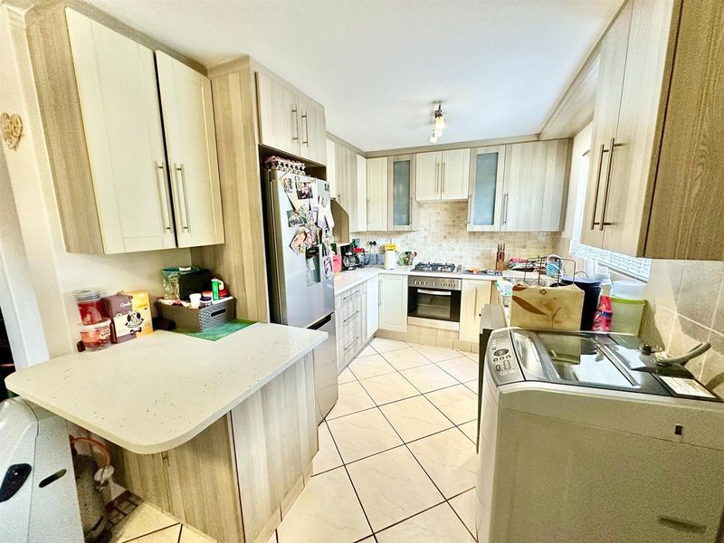 3-Bedroom, 2-Bathroom with Large Garden and Pool - Photo 3