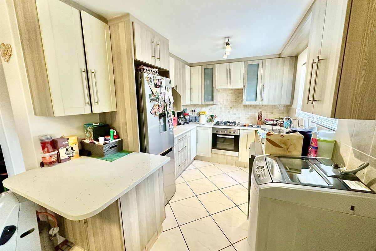 3-Bedroom, 2-Bathroom with Large Garden and Pool - Photo 3