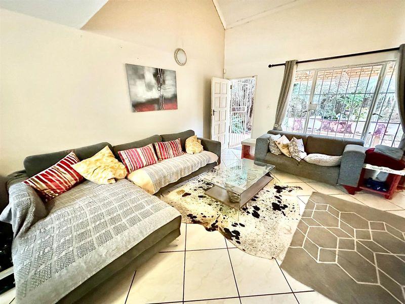 3-Bedroom, 2-Bathroom with Large Garden and Pool - Photo 8