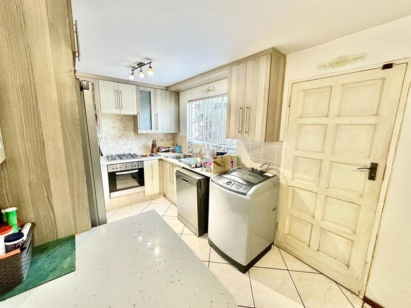 3-Bedroom, 2-Bathroom with Large Garden and Pool - Photo 7