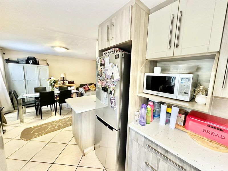 3-Bedroom, 2-Bathroom with Large Garden and Pool - Photo 6