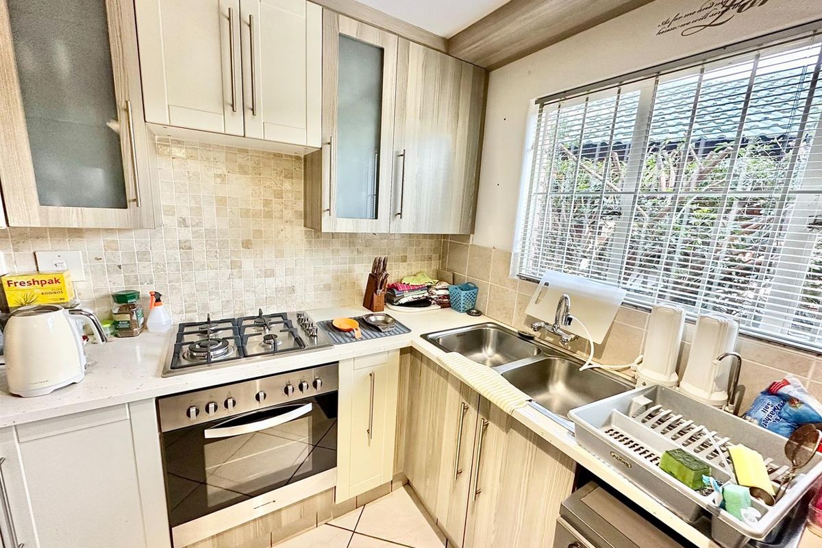 3-Bedroom, 2-Bathroom with Large Garden and Pool - Photo 2