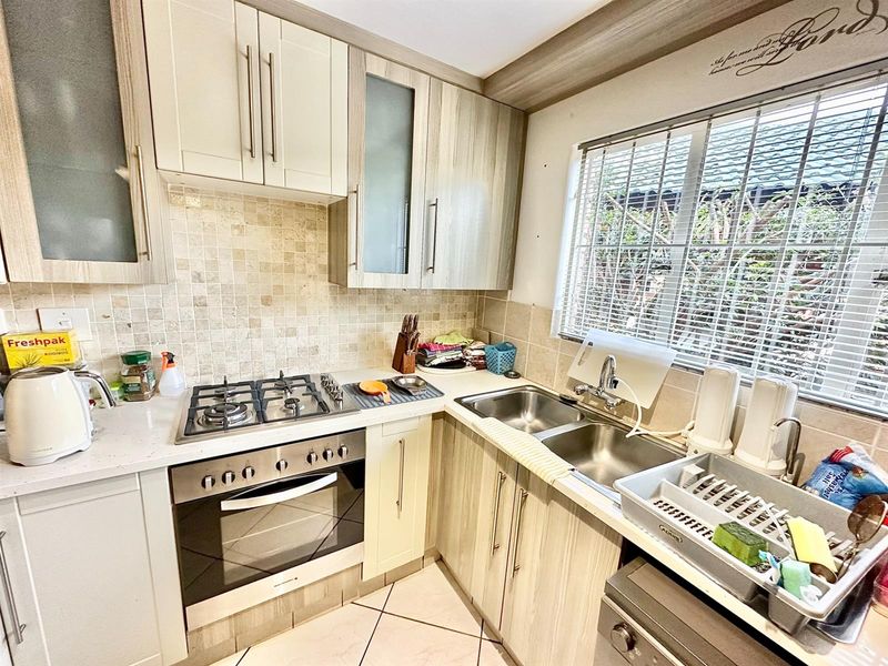 3-Bedroom, 2-Bathroom with Large Garden and Pool - Photo 2