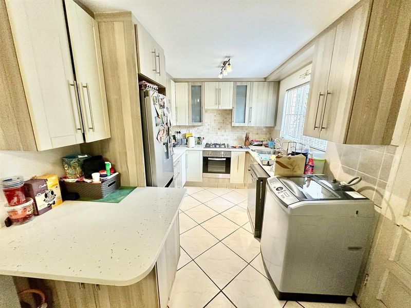 3-Bedroom, 2-Bathroom with Large Garden and Pool - Photo 4