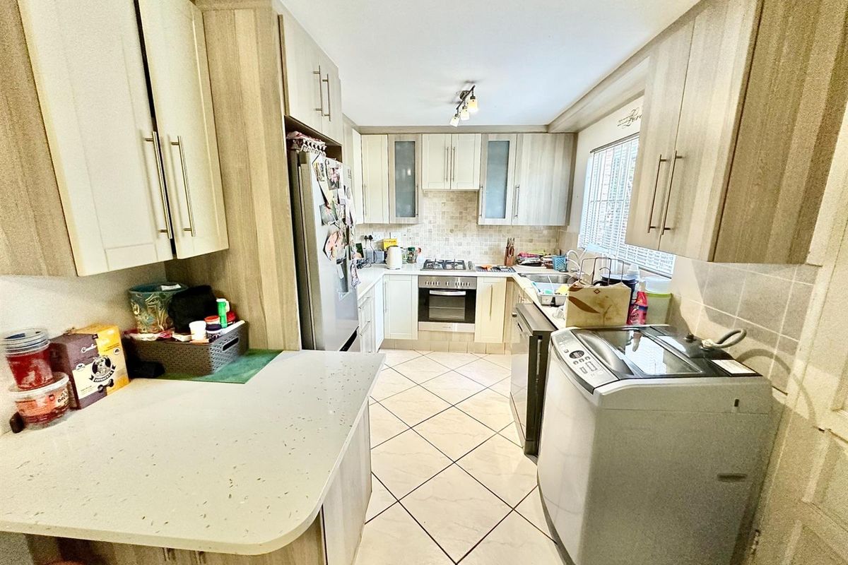 3-Bedroom, 2-Bathroom with Large Garden and Pool - Photo 4