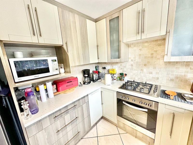 3-Bedroom, 2-Bathroom with Large Garden and Pool - Photo 5