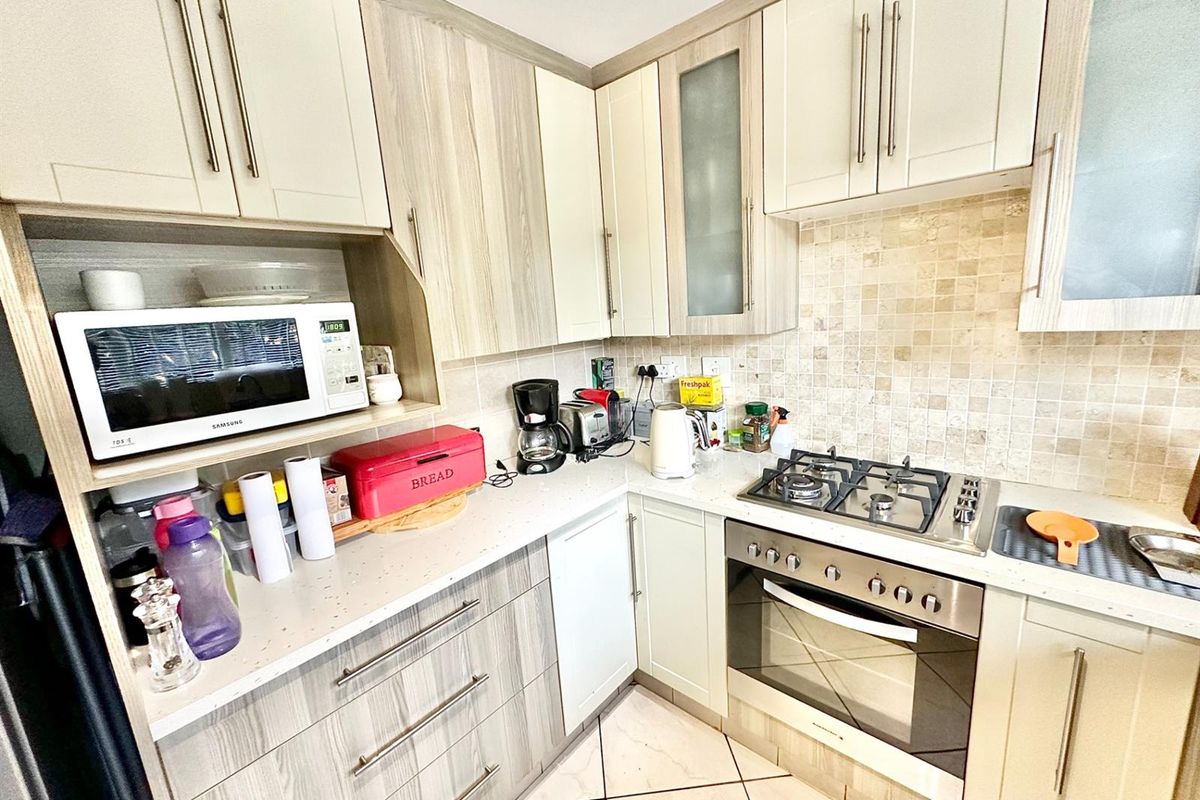 3-Bedroom, 2-Bathroom with Large Garden and Pool - Photo 5