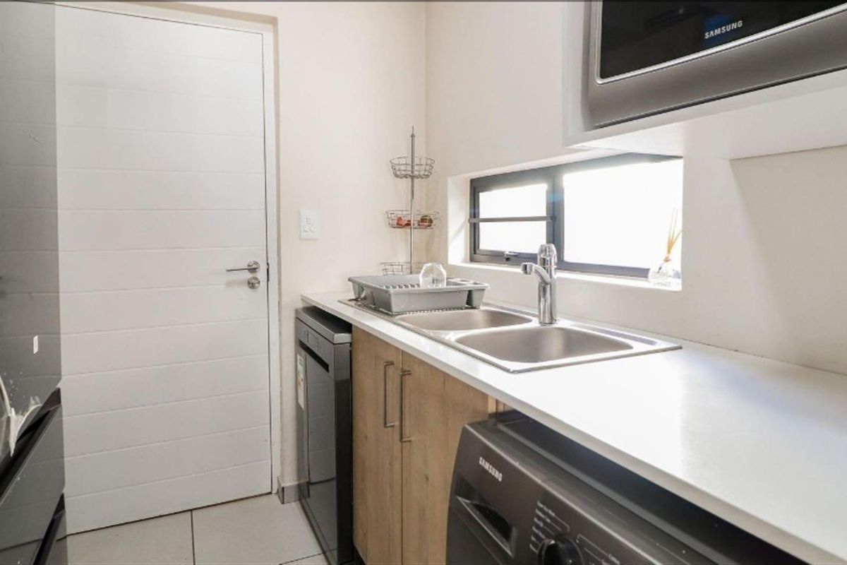 Charming 3Bedroom house in Fourways - Photo 5