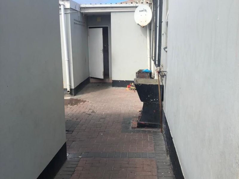 3 bed house with 7 room separate flat in Brooklyn in Milnerton - Photo 10