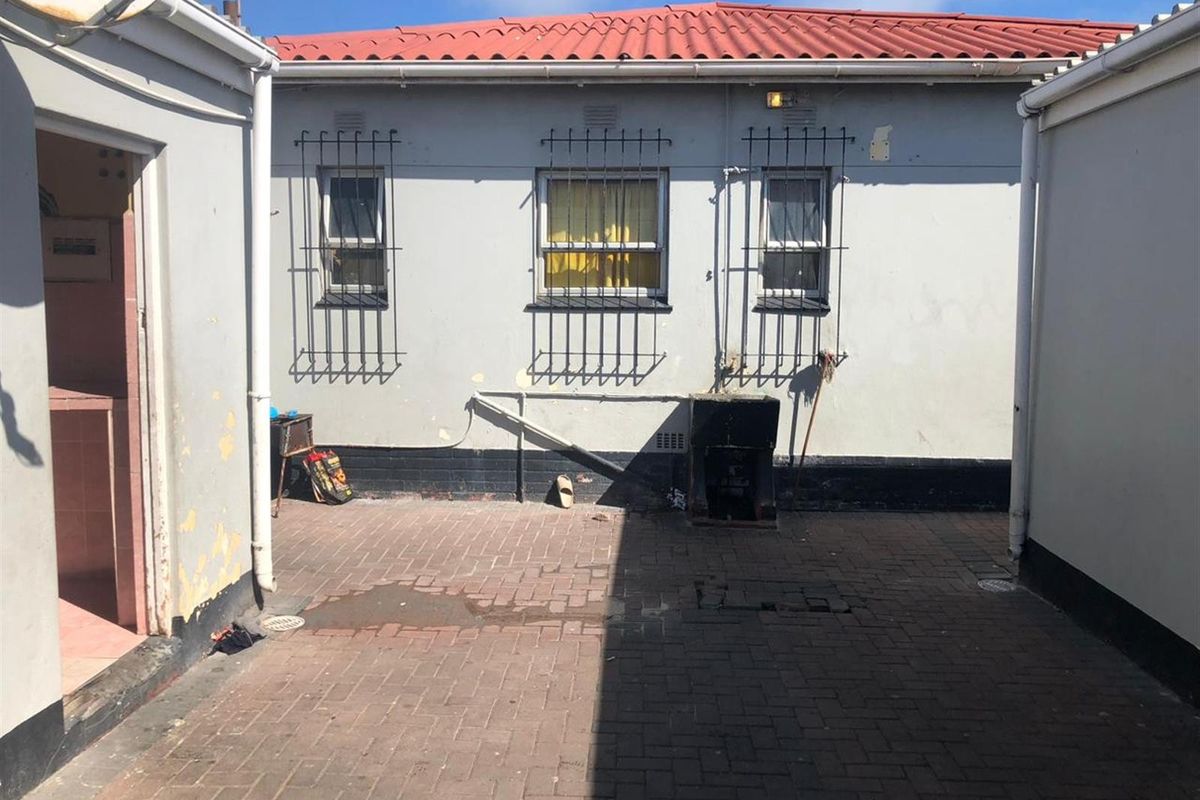 3 bed house with 7 room separate flat in Brooklyn in Milnerton - Photo 3