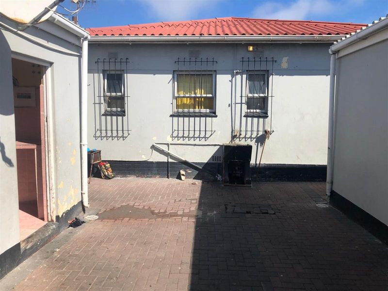 3 bed house with 7 room separate flat in Brooklyn in Milnerton - Photo 3